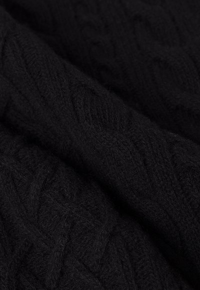 Tessuto lavorato a maglia nera che mostra un motivo a cavo, con un aspetto morbido e testurizzato, ideale per calore e comfort.