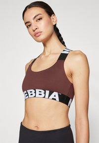 Nebbia MEDIUM SUPPORT CRISS CROSS SPORTS BRA ICONIC - Športni modrček s srednjo podporo - dark brown