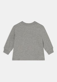 Grey long-sleeve T-shirt made of soft cotton, featuring a relaxed fit, round neckline, and cuffed sleeves. Smooth texture with no pattern.