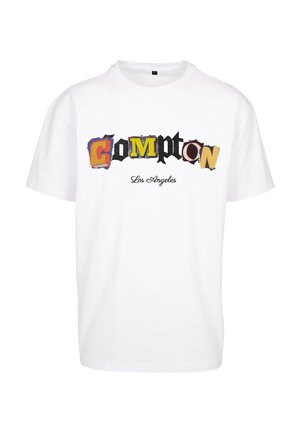 T-shirt bianca in cotone con la parola "Compton" stampata in caratteri colorati e vari e "Los Angeles" in una dimensione più piccola, in stile corsivo, sottostante. Maniche corte.