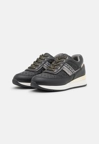 Schwarze Sneaker mit gemustertem Leder, metallischen Akzenten und strukturierten Schnürsenkeln. Sie verfügen über eine weiße Mittelsohle und eine schwarze Gummisohle.