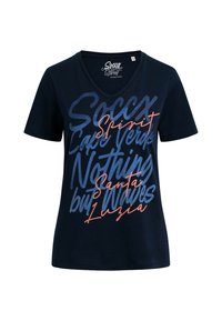 Marineblaues T-Shirt mit V-Ausschnitt aus weichem Stoff, mit übereinanderliegenden Textgrafiken in Hellblau und Koralle. Kurze Ärmel, lockere Passform.