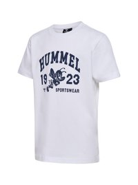 Hvid bomulds t-shirt med et mørkeblåt grafisk print af en legesyg bi, ordet "HUMMEL" og "SPORTSWEAR" med året "1923."