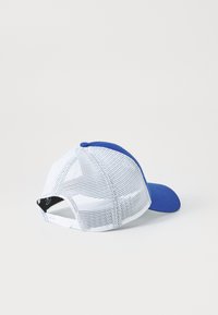 Blaue und weiße Kappe aus Stoff mit einem Netzrücken, gebogenem Schirm und verstellbarem Riemen hinten. Strukturiert Oberfläche mit belüftetem Design.