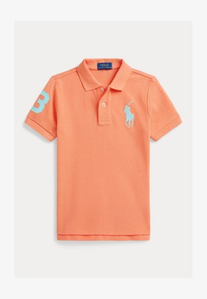 Korallo-pomarańczowa koszulka polo z krótkim rękawem, z jasnoniebieskim haftowanym logo gracza polo na piersi oraz numerem 3 na prawym rękawie.