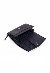 Schwarzes Lederportemonnaie mit Druckknopfverschluss, mehreren Kartenfächern und einem Reißverschlussfach, das eine glatte Textur und ein minimalistisches Design aufweist.