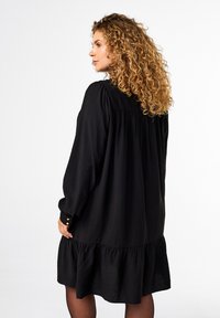 Zizzi MIT RÜSCHENKRAGEN - Denní šaty - black