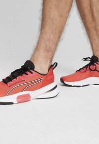 Puma PWRFRAME TR 3 - Hardloopschoenen voor op de weg - active red black white