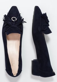 Navy-blauwe suède ballerina's met een spitse neus, decoratieve franjes en een zilveren ringaccent. Golvende randen en een lage blokhak.