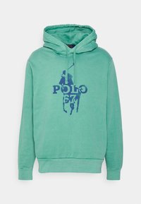 Grüne Baumwollkapuzenjacke mit einem großen blauen "POLO 67" Druck und einer Grafik von einem Pferd und Reiter. Mit Kordelzugkapuze und gerippten Bündchen.
