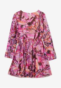 Długa sukienka z długim rękawem z motywem motyli w różowym i pomarańczowym kolorze. Posiada okrągły dekolt, plisowaną spódnicę oraz wycięcie z tyłu z zapięciem na guzik.