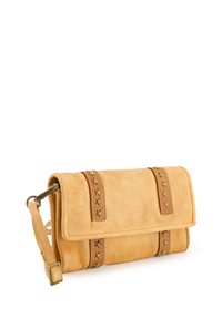 Gul faux læder clutch med en fold-over flap, udstyret med to brune stropper prydet med gyldne stjerner. Inkluderer et aftageligt håndtag.
