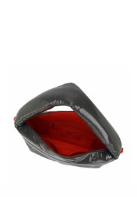 Bolso de mano de cuero sintético gris con acabado brillante, cierre de cremallera e interior de tela roja con un bolsillo plano y un pequeño compartimento con cremallera.