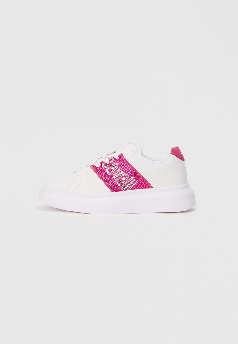 Sneaker bianca con fascia in rete rosa e lettering argentato. Parte superiore in pelle liscia, suola in gomma, punta rotonda e accento sul tallone rosa a contrasto.