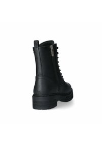 Stivale alla caviglia in pelle nera con chiusura a zip, punta rotonda e suola in gomma texturizzata. Presenta dettagli in pizzo lungo il retro.