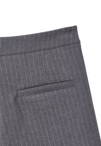 Grau gestreifte Hose mit glatter Textur, ausgestattet mit einer einzelnen Gesäßtasche und einem flachen Bund. Klare vertikale Linien heben das Design hervor.