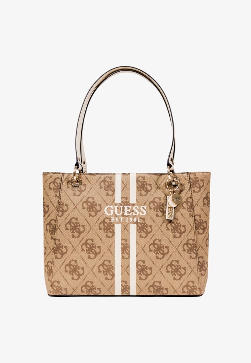 Sac fourre-tout en matériau synthétique beige avec un motif logo en relief, rayures blanches et quincaillerie dorée. Doté de deux anses de portée épaule.