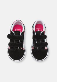 Černé semišové boty s textilními bočními stranami s květinovým vzorem, bílými akcenty a dvojitými suchými zipy. Růžová polstrovaná stélka je viditelná.