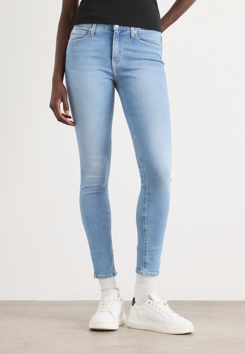 Calvin Klein Jeans MID RISE SKINNY - Skinny džíny - denim light