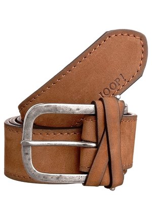 Ceinture en cuir marron roulée avec une boucle en métal argenté rectangulaire et des coutures visibles le long des bords.