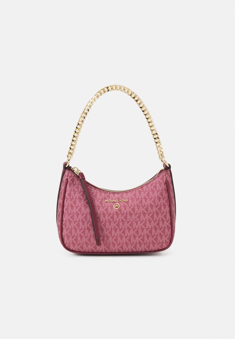 Petit sac à main rose Michael Kors avec poignée chaîne dorée et motif logo, fermeture zippée et emblème doré de la marque à l'avant.