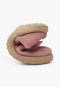Różowe zamszowe buty wsuwane z plecioną platformą z juty, z zaokrąglonymi krawędziami i miękkim, złożonym wykończeniem.