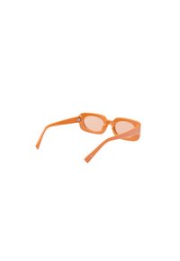 Pomarańczowe okulary przeciwsłoneczne z ośmiokątnymi oprawkami i jasnymi szkłami. Smukłe, wydłużone zauszniki posiadają subtelne logo w pobliżu zawiasu. Gładka, plastikowa faktura.
