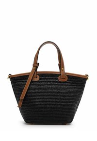 Zwarte geweven totebag met bruine lederen handvatten en een verstelbare schouderband, voorzien van gouden hardware accenten.