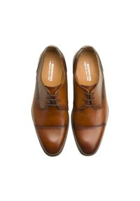 Chaussures habillées en cuir marron avec une texture lisse, bout arrondi, design à lacets et détails de couture légers sur le devant.