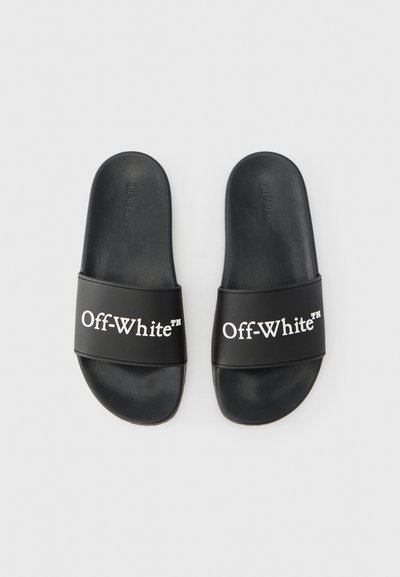 Μαύρα σανδάλια με λουρί, κατασκευασμένα από λείο συνθετικό υλικό, με φαρδύ λουρί που φέρει λευκό κείμενο "Off-White™" στη μέση.