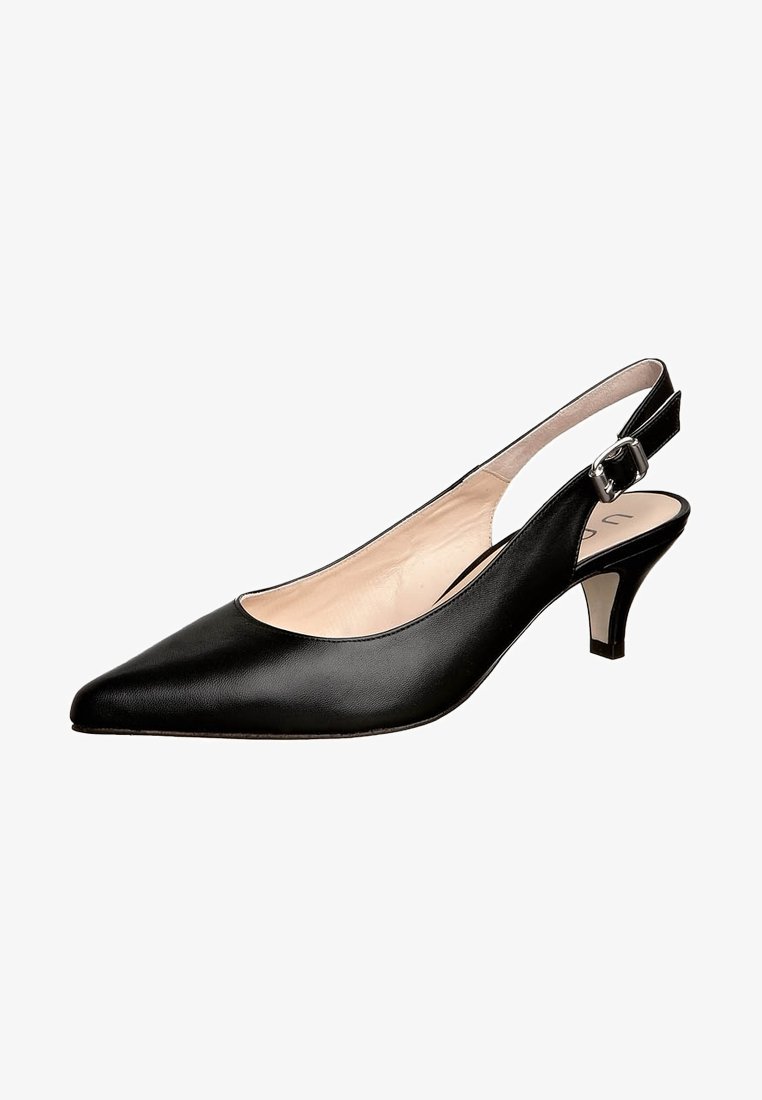 Chaussure slingback en cuir noir avec un bout pointu et un talon bas incurvé. Dotée d'une simple boucle pour l'ajustement et d'une doublure intérieure lisse.