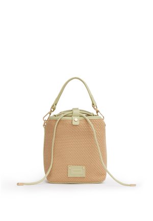 Sac seau tissé beige avec garniture en cuir vert clair, fermeture à cordon, poignée supérieure et petite étiquette rectangulaire à l’avant.