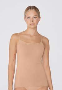 Jasnobrązowy top na ramiączkach z cienkimi paskami, o okrągłym dekolcie i gładkiej fakturze, zaprojektowany w celu uzyskania dopasowanego kroju.