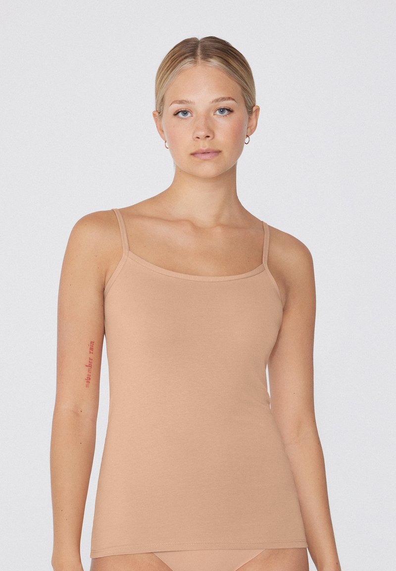 Jasnobrązowy top na ramiączkach z cienkimi paskami, o okrągłym dekolcie i gładkiej fakturze, zaprojektowany w celu uzyskania dopasowanego kroju.