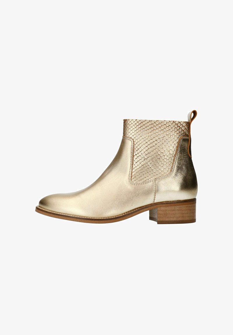 Goldene Knöchelstiefel mit einer glatten metallischen Oberfläche, strukturiertem Schlangenmuster an der Oberseite und einem niedrigen Blockabsatz. Verfügt über eine Ziehlasche an der Rückseite.