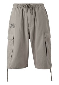 Pantaloni cargo grigi realizzati in tessuto leggero, dotati di vita con cordino, tasche laterali e branding discreto sul davanti.