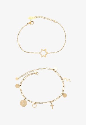 Goldarmbänder: Eines zeigt einen Stern mit Kristallen; das zweite hat verschiedene Anhänger, darunter ein Kreuz und runde Akzente, mit einer Büroklammer-Kette.