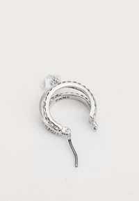 Orecchino a cerchio in argento con design intrecciato, caratterizzato da un accento in cristallo trasparente e piccoli dettagli circolari lungo il bordo.
