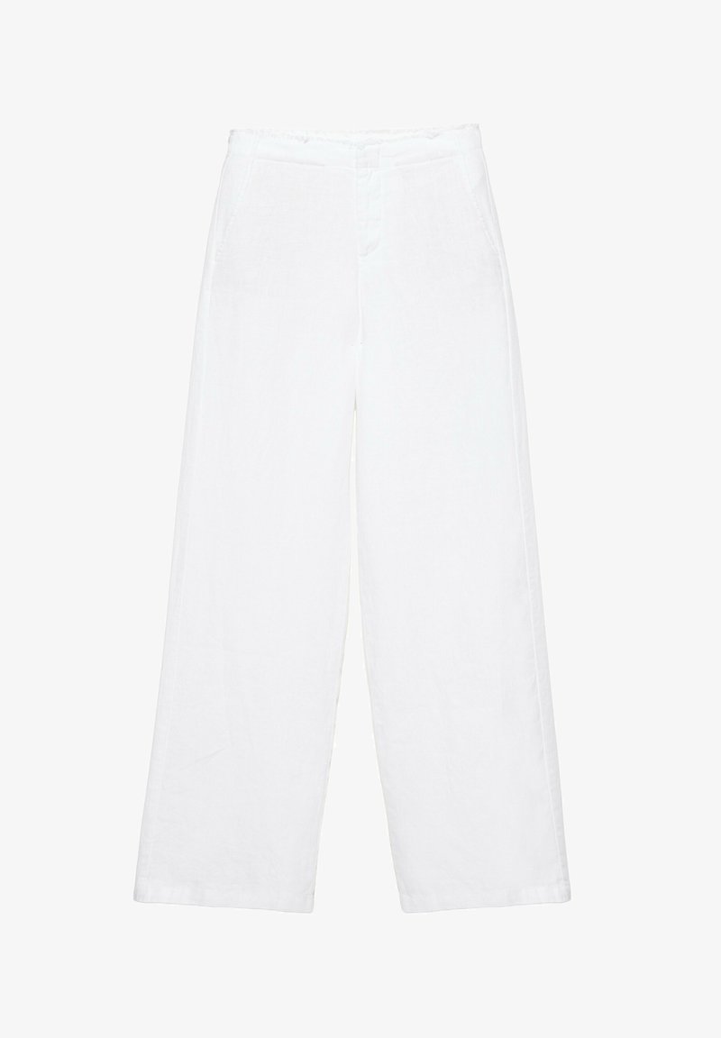Pantalon blanc à jambes larges avec poches avant et fermeture par bouton et zip, présenté sur un fond blanc uni.