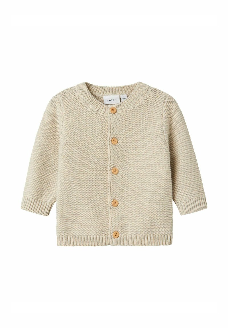 Cardigan lavorato a maglia beige con collo rotondo, maniche lunghe e chiusura con bottone in legno. Motivo testurizzato con polsini e orlo a costine.