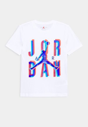Camiseta blanca con un gran texto multicolor "JORDAN" y una silueta azul de un jugador de baloncesto haciendo un mate en la parte delantera.