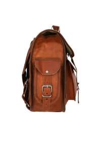 Borsa messenger in pelle marrone con tracolla regolabile, chiusura a fibbia, tasca frontale e finitura testurizzata. Presenta una forma strutturata e rettangolare.