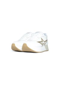Sneakers bianchi con una superficie in pelle liscia, caratterizzati da un discreto design di stelle dorate sul lato e una suola in gomma beige per una migliore aderenza.