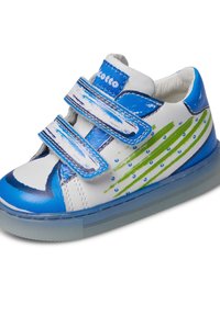 Sneakers per bambini, bianchi con decorazioni a strisce blu e verdi, dotati di cinturini in velcro e una suola traslucida.