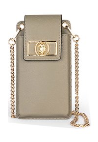 Grå faux læder crossover taske med en guldtonet lås og kædestrop, med tekstureret overflade og logo detalje på fronten.