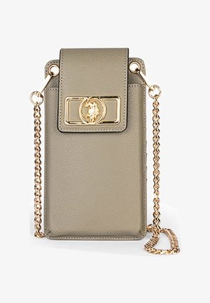 Grå faux läderaxelväska med en guldfärgad lås och kedjesnodd, med texturerad yta och logotypdetalj på framsidan.