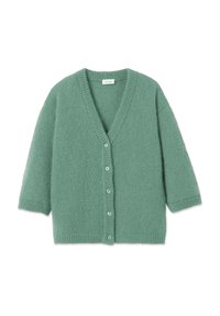 Cardigan vert à manches courtes en matériau tricoté duveteux. Il présente un col en V et une fermeture à boutons sur le devant. Texture douce.