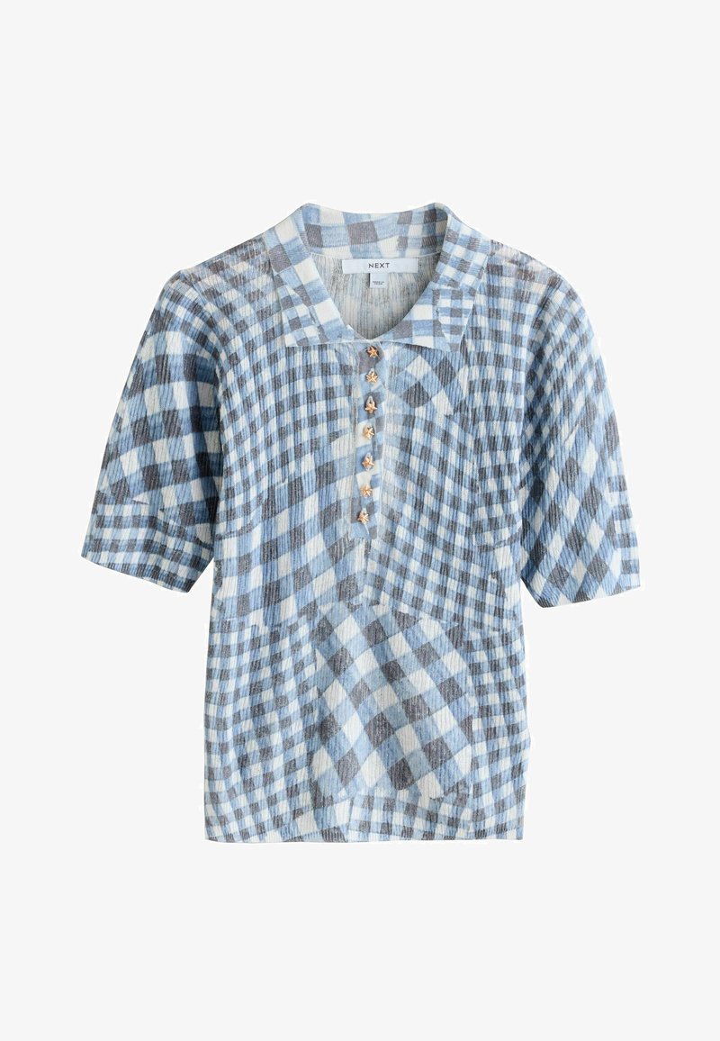 Polo à manches courtes avec un motif à carreaux bleu et gris et de petits boutons décoratifs sur le devant.
