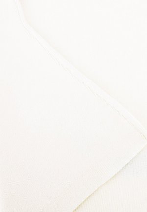 Nahaufnahme von zwei sich überlappenden weißen Stoffstücken mit genähten Kanten und feiner Struktur.