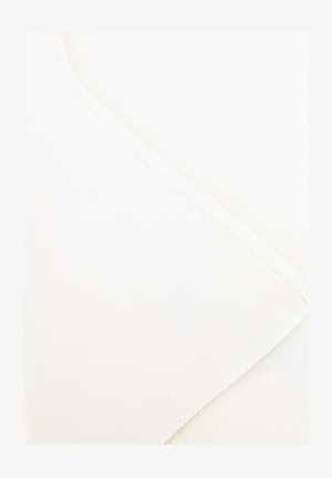 Nahaufnahme von zwei sich überlappenden weißen Stoffstücken mit genähten Kanten und feiner Struktur.